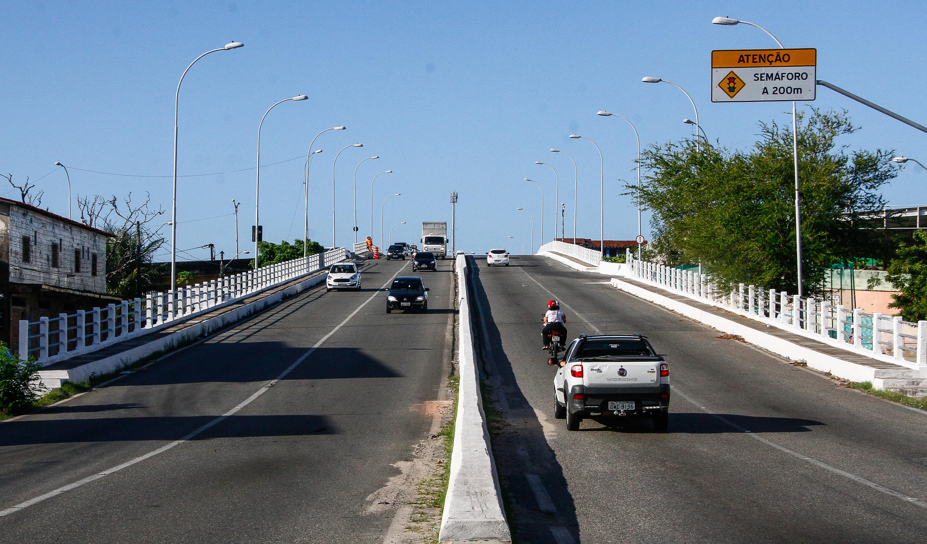 duas faixas de viaduto com carros passando e canteiro central no meio